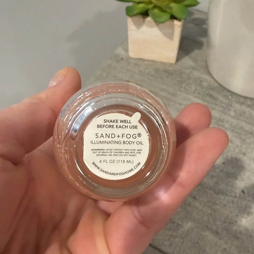 NEW 4oz SAND + FOG White Vanilla Illuminating Body Oil - Sheer Peach